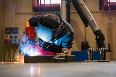危境邊緣的焊花 不安全位置下的金屬切割作業(yè)隱患與設(shè)備制造責(zé)任